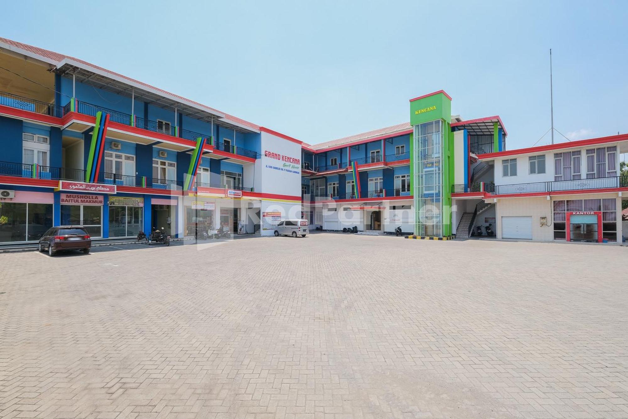 Grand Kencana Guesthouse Syariah Near Wisata Bahari Lamongan Paciran Exterior foto
